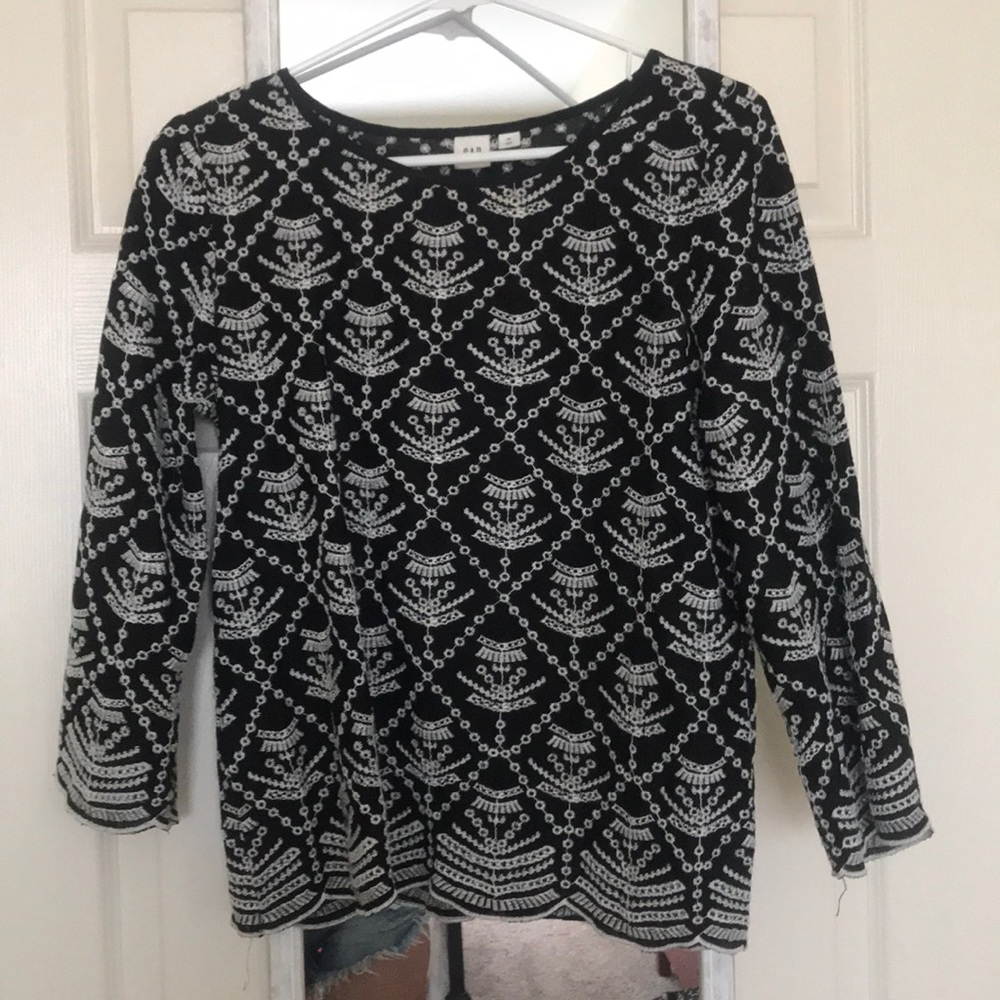 Gap, scallop edged, embroidered 3/4 length shirt.